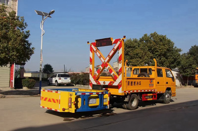 江铃蓝牌防撞缓冲车 守护西藏高速公路安全的重要防线