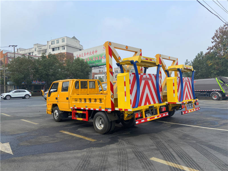 江铃防撞缓冲车 高速公路安全的可靠保障