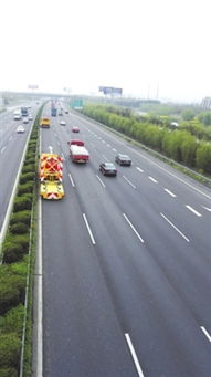 苏嘉杭高速举行防撞缓冲车实战演练，筑牢道路作业安全防线