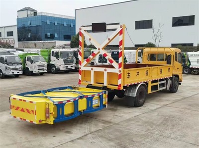天锦100K防撞缓冲车与扫路车的协同作业 保障道路安全与清洁的新模式